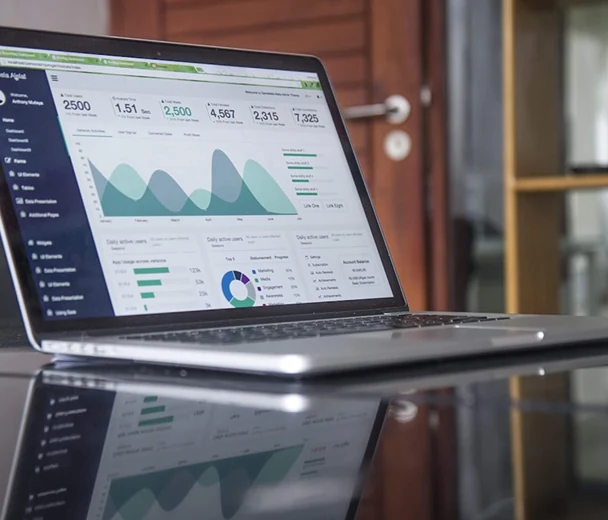 Un tableau de bord d'analytique produit ouvert sur un ordinateur portable